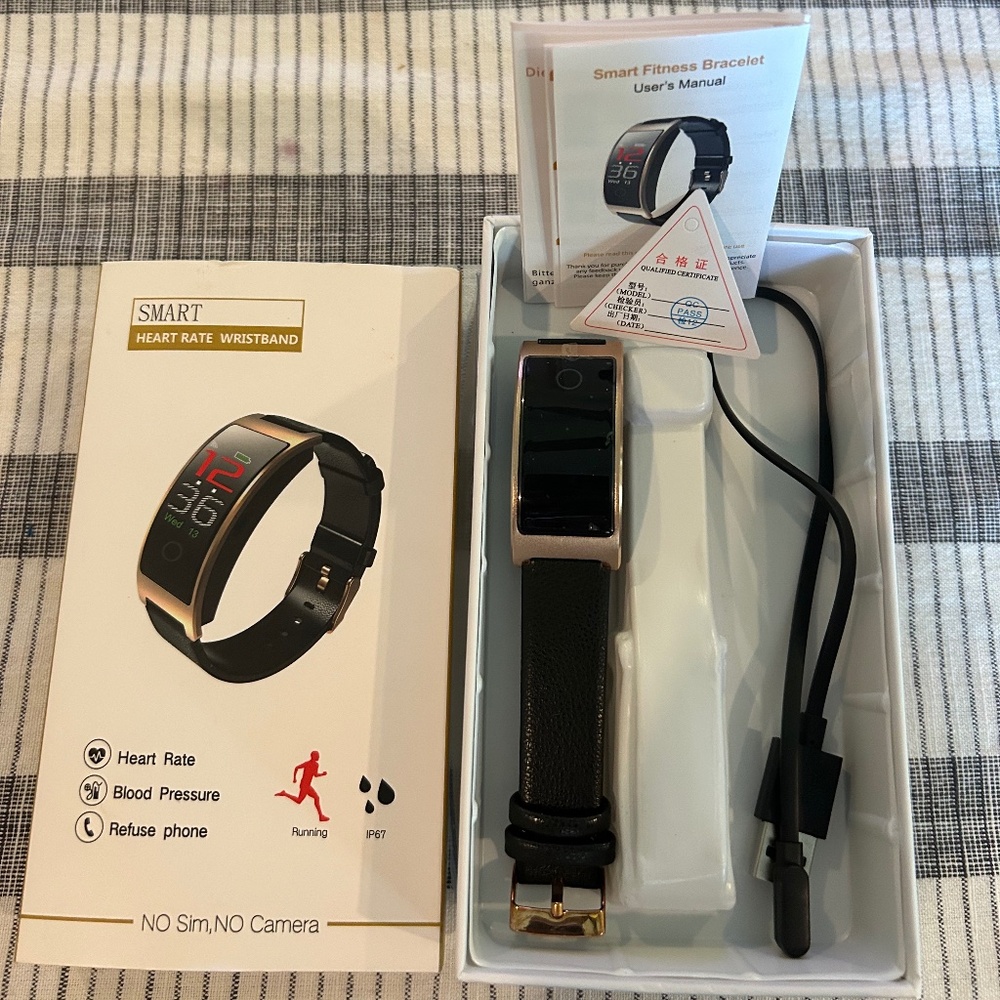 NEW IN BOX Smart Fitness Heart Rate Wristband Watch Gold